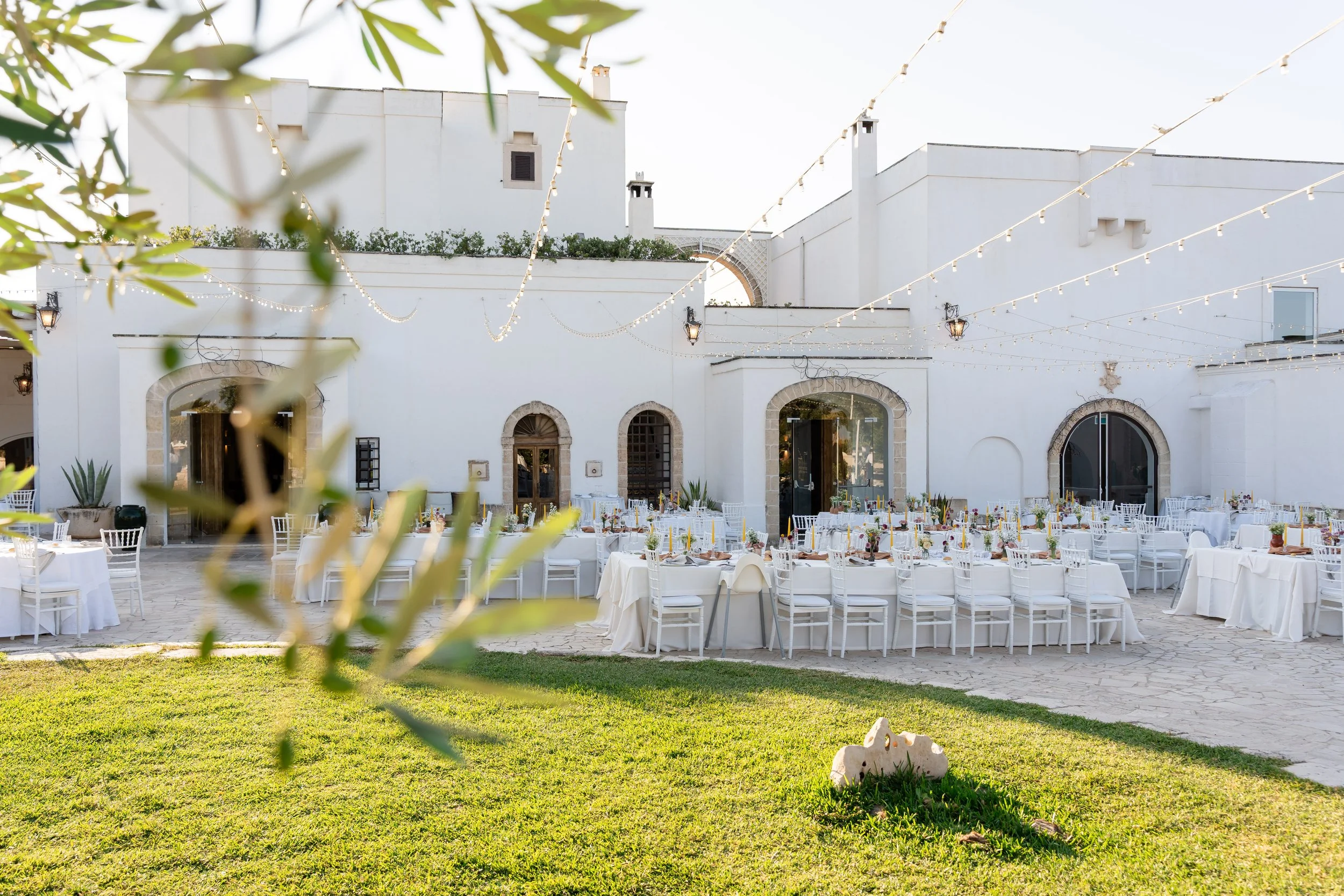 Masseria-La-Macina-outdoor-tables.jpg