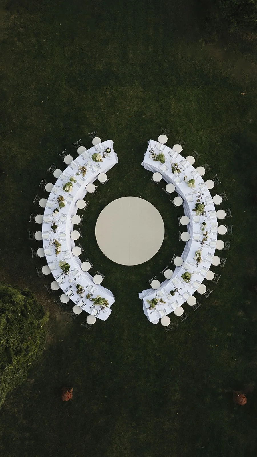 Circular table layout for outdoor wedding dining