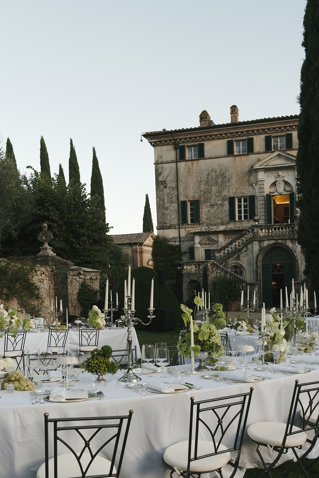 Outdoor dinner table styling at Tuscan wedding venue