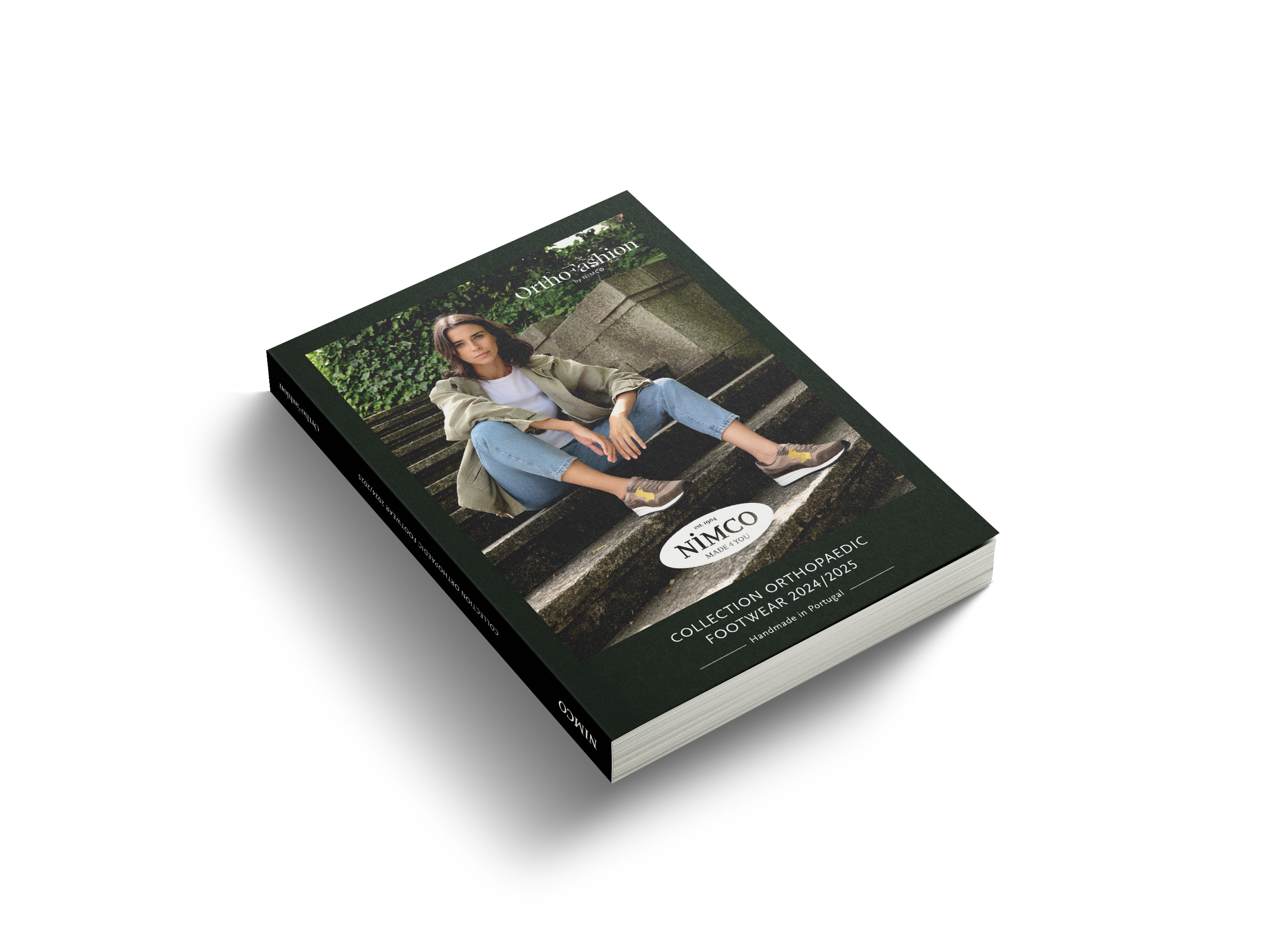 Maquete de livro com capa que mostra uma mulher sentada em escadarias, vestindo jaqueta verde, camiseta branca, jeans e tênis esportivos, rodeada de vegetação.