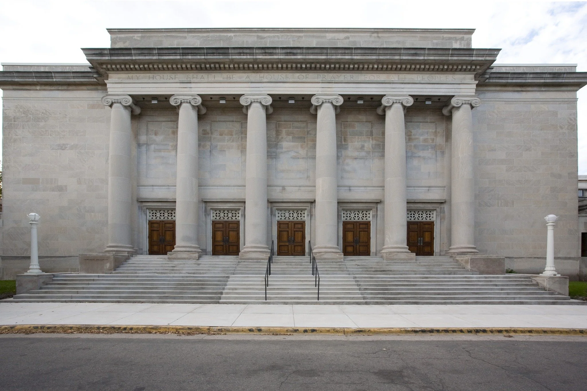 Columns and front steps of Temple Israel