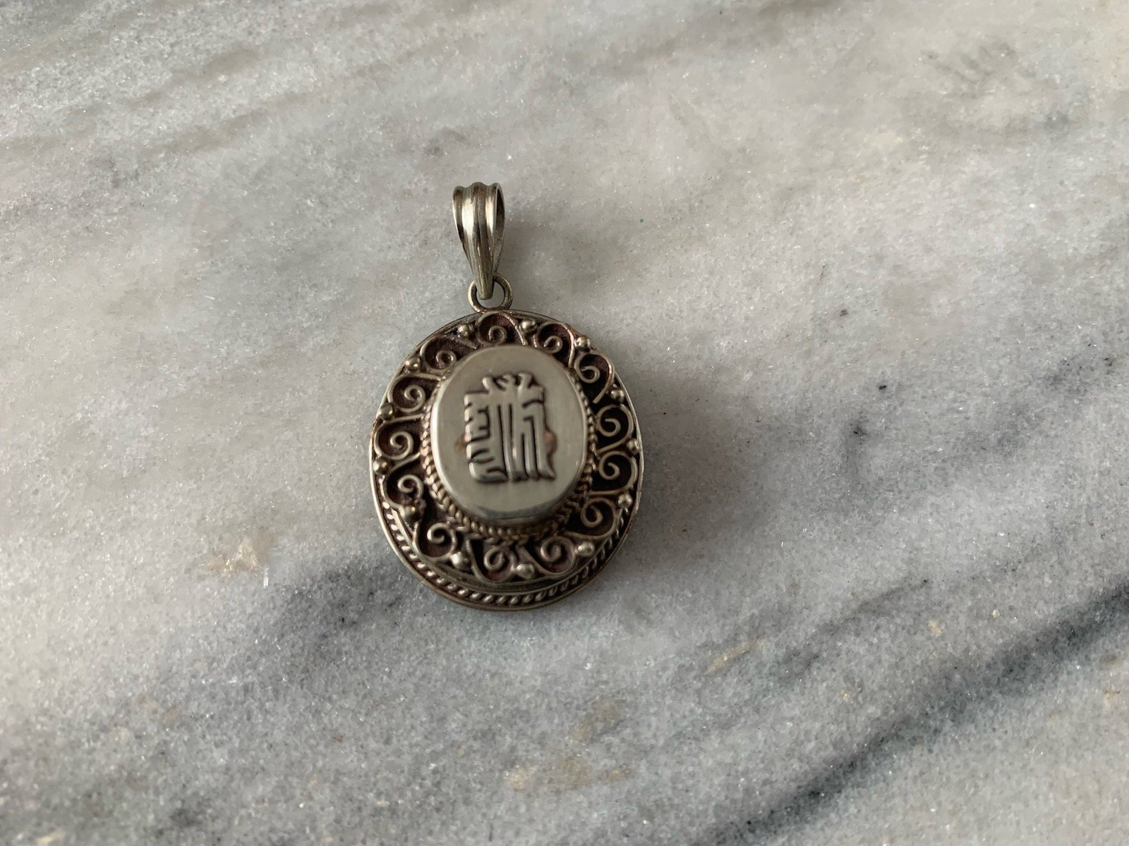 Oval Silver Scrollwork Gau