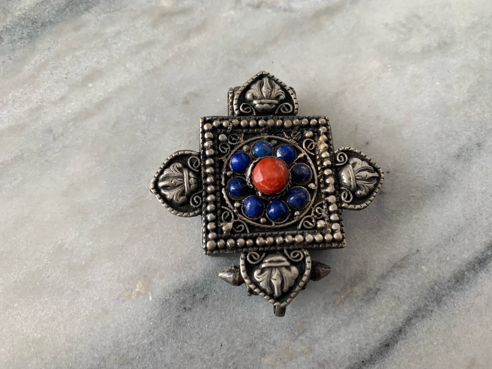 Antiqued Silver Square Gau