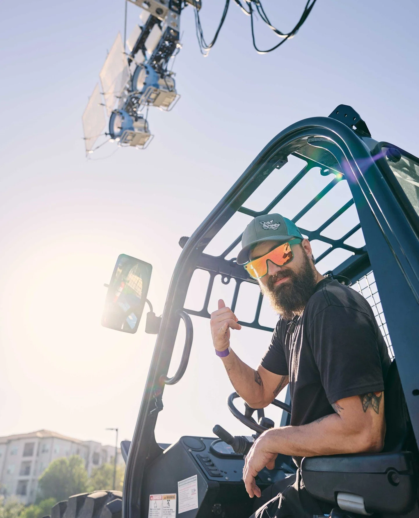 One rig for multiple setups!⁠
⁠
We needed a rig that could move fast while keeping a flexible edge light for a large tailgating scene. It also had to handle a fireworks setup for a single dusk shot without re-rigging.⁠ ⁠
⁠
We ended up running (4) X21