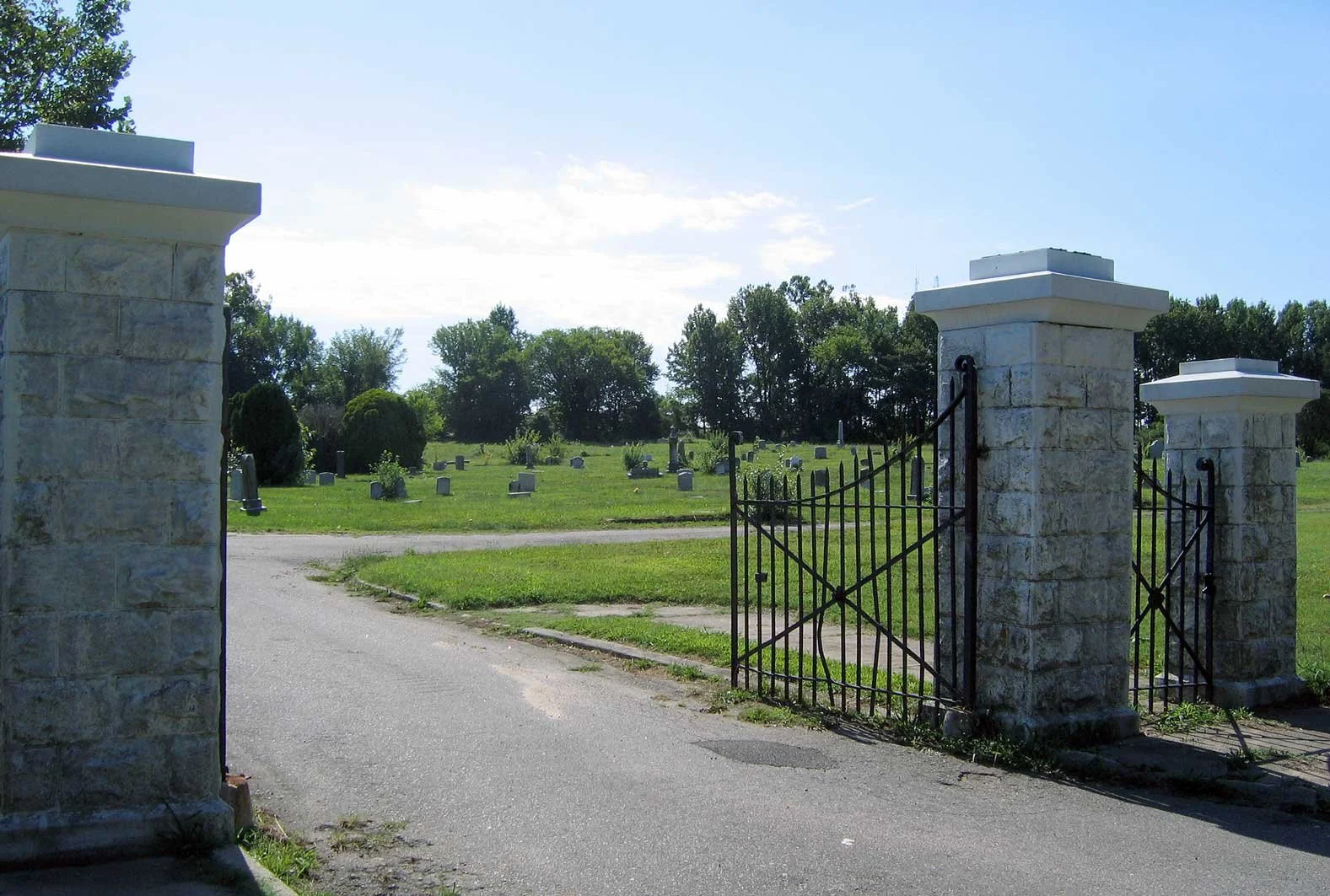 043-0742_Cemetery_2007 - Roxie Lyons.jpg