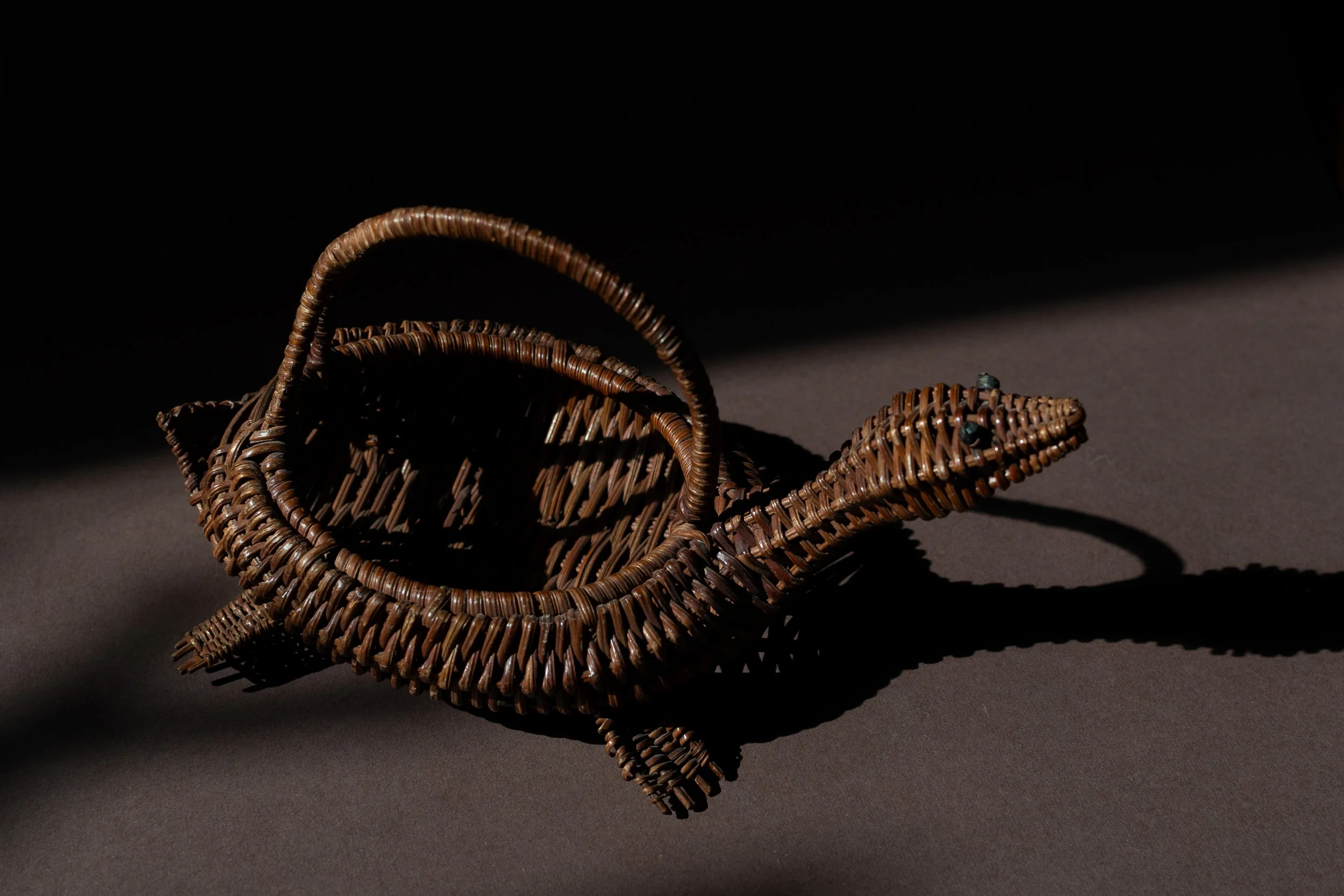 Vintage lacquered wicker turtle basket woven from rattan/ Features: Handle & articulating feet/ Color: Espresso/ Dims: 9.5” L x 5” W