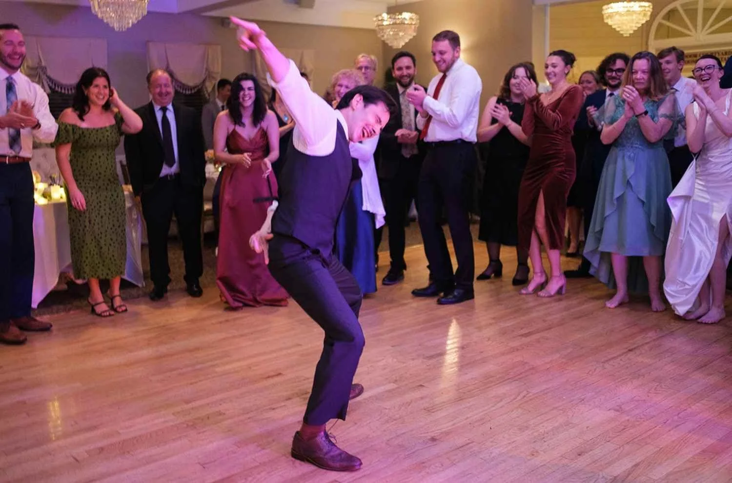 dancing peole in wedding