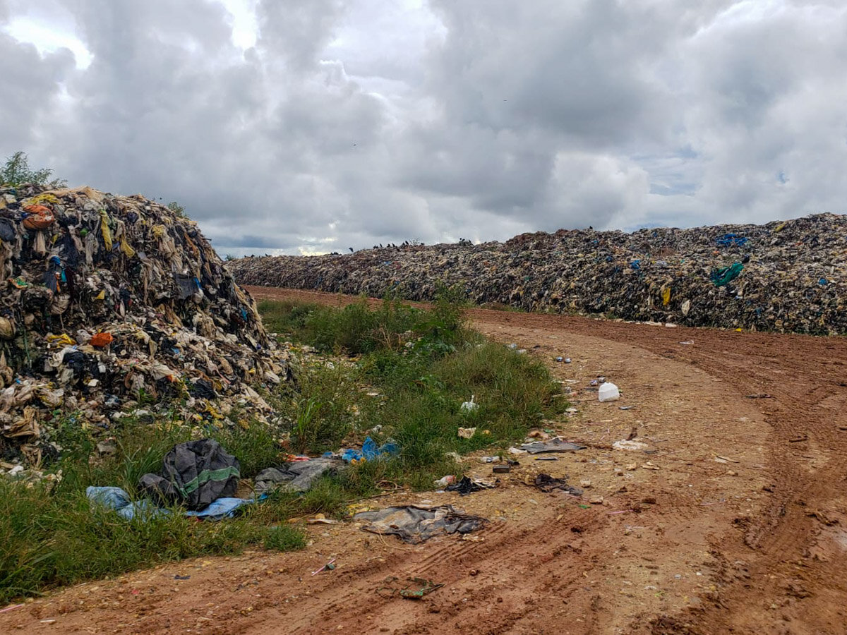 The road to the Yaminahua settlement through Pucallpa’s dump.