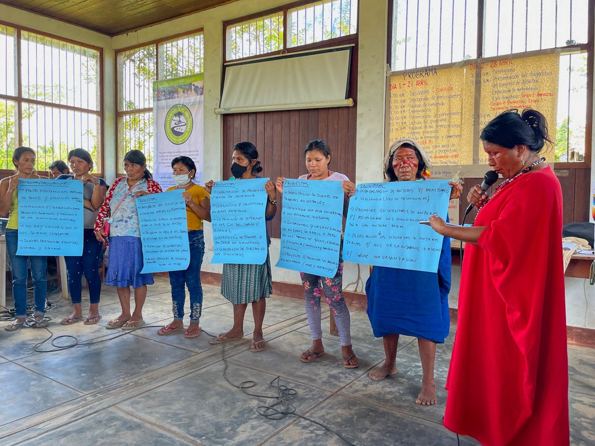   Lideresas indígenas explicando las necesidades de las mujeres en la frontera peruana brasileña  