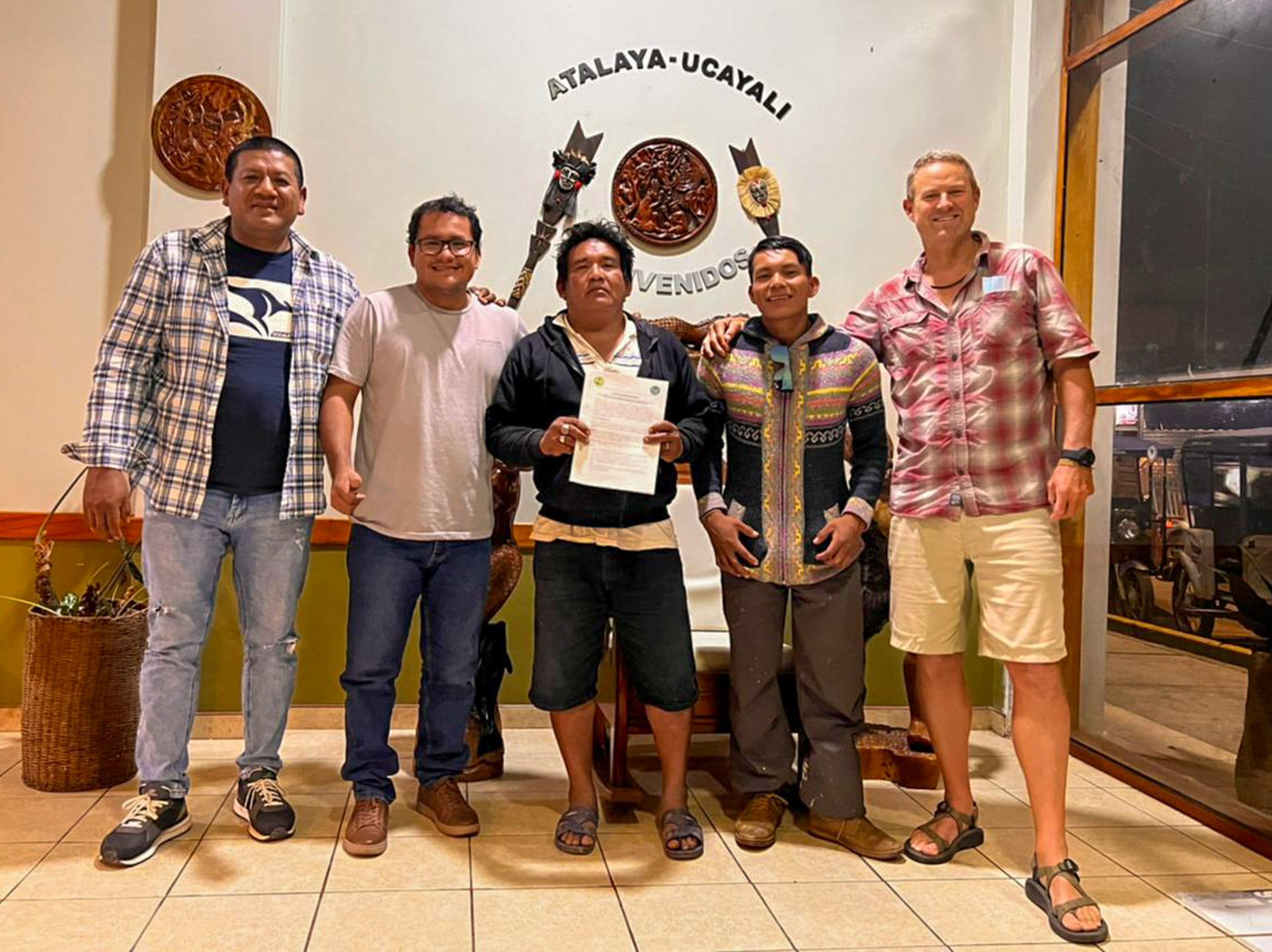   Miembros del equipo UAC con dirigentes de FIARIM, la Federación Indígena Alto Río Inuya y Mapuya, que representa a Alto Esperanza y tienen un rol clave en su titulación.  