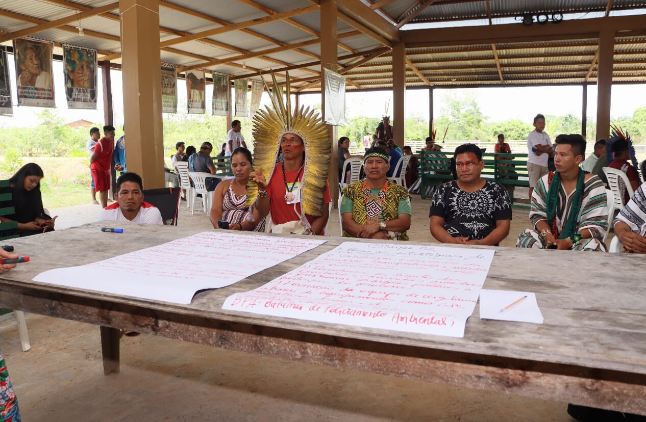  &nbsp;Miembros de comunidades indígenas construyendo propuestas de protección territorial transfronteriza. 