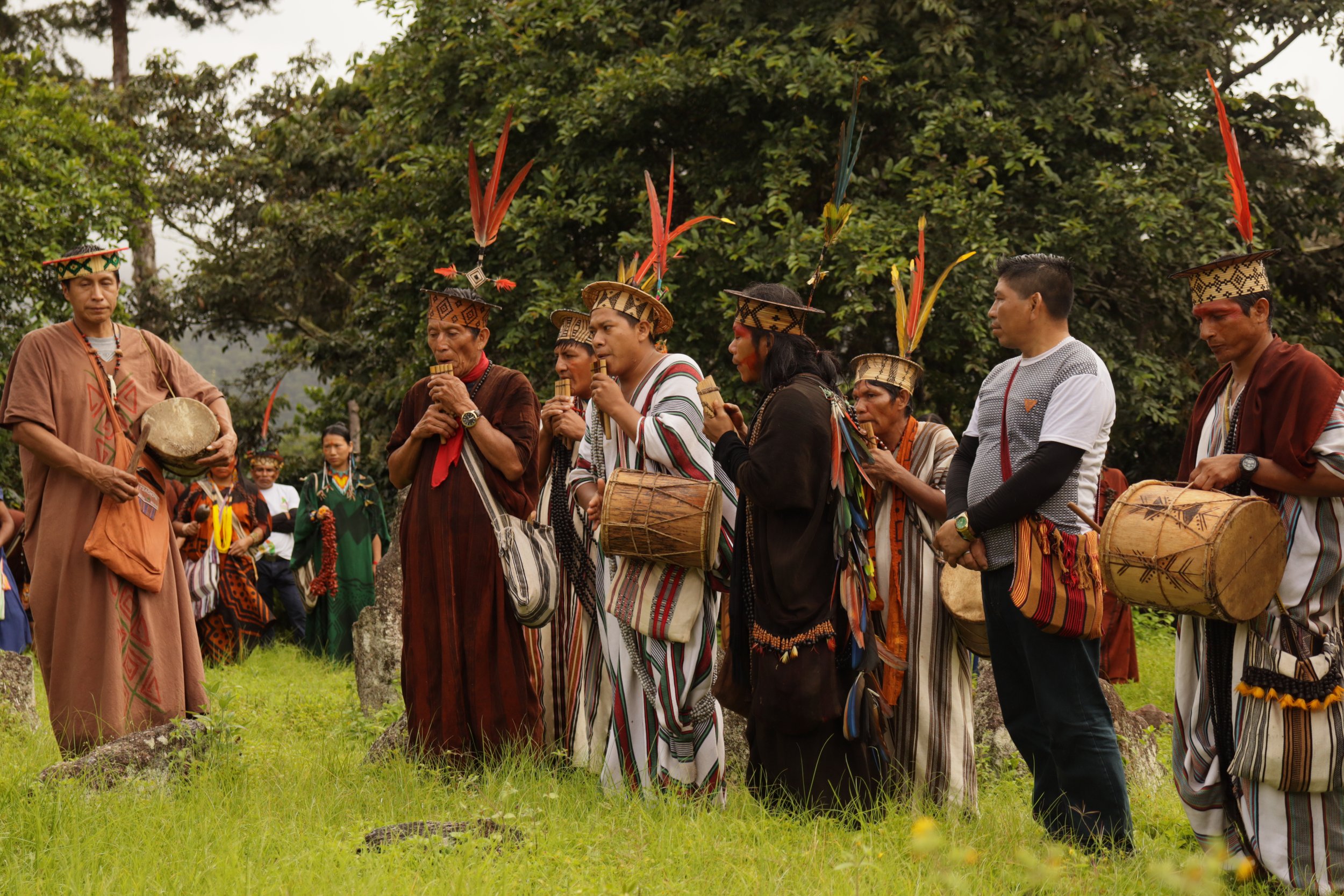  Un grupo de músicos asháninkas, entonan el sonkari, un instrumento de viento propio de su pueblo.  &nbsp; 