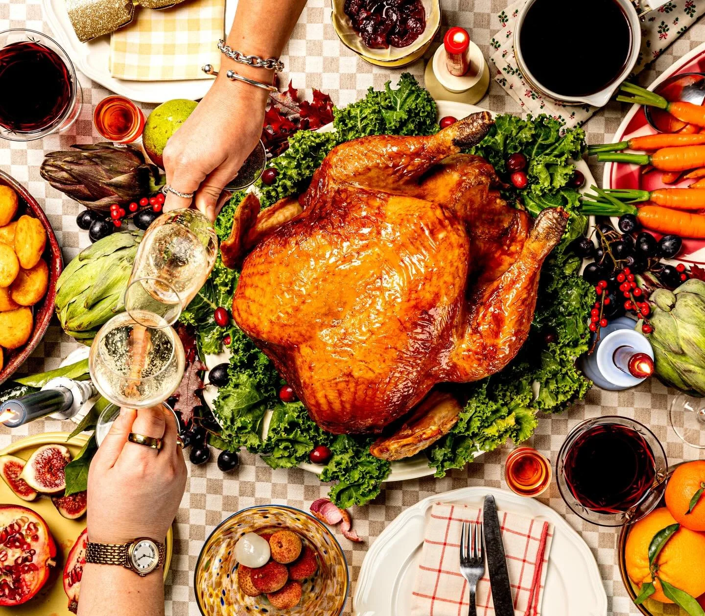 Unintentionally broke my rib for this turkey but worth it 🥴 
CHRISTMAS IS NEARLY HERE 🍗🎄⛄️
📸 @sam_milton_photography 
🍽️ @oliviaaxson 

Currently in Aus for Christmas so my Christmas table will actually be a bbq and swim in the sea 🌊 but you tr