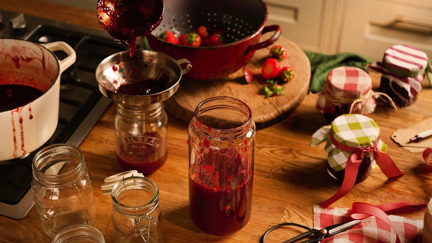Wake up hun, cozy seasons here 🍁☕️🍓
Strawberry jam with everythingggg pls! Porridge? Yes. In a cheese toastie? Yes (don&rsquo;t hate me). To sweeten a stew? YES. Or even just as a little gift to tell ur friends that love summer that it&rsquo;s over