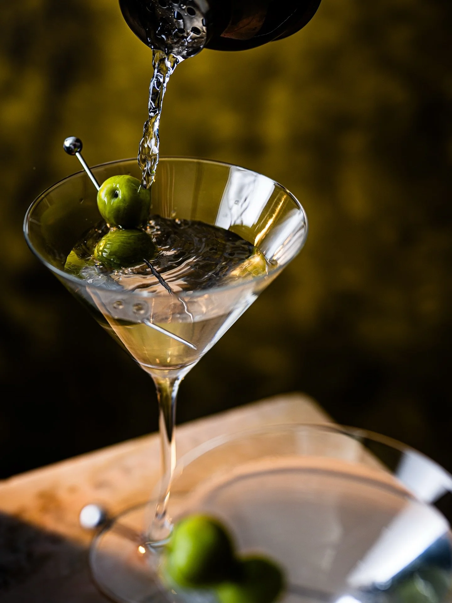 It&rsquo;s fridaaaaay, let&rsquo;s get the drinking going 🍸 (although I&rsquo;ve done too much socialising so I will be going to bed tni at 8pm xxx)
The wizard @sam_milton_photography on 📸 
The creative genius @oliviaaxson on props 🫒 
Me on the dr