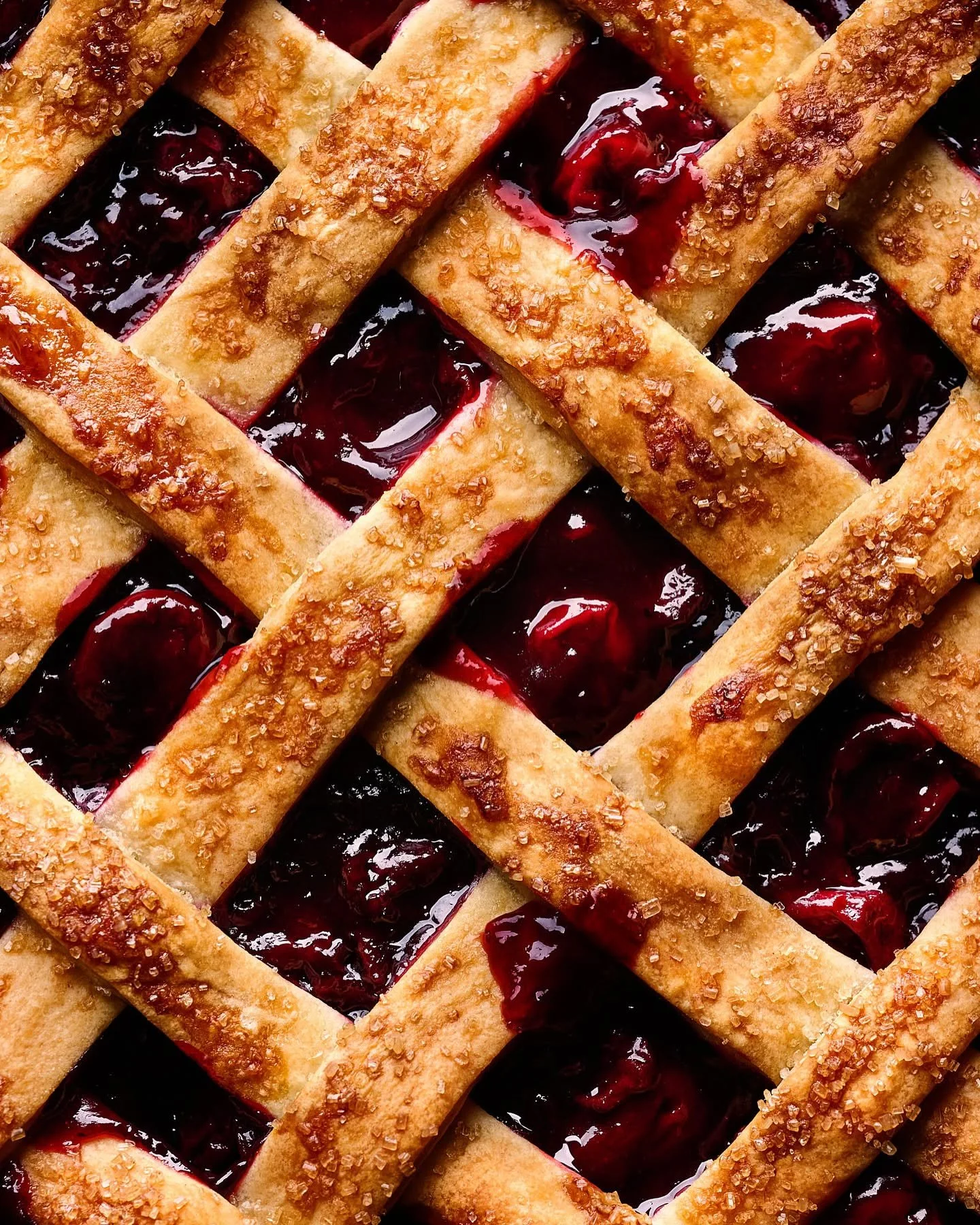 It&rsquo;s pie szn babyyyy, les go 🥧 🍒 🤩

Macro with @sashaburdian_photo 📸 
&bull;
&bull;
&bull;
&bull;
#food #foodporn #foodie #baking #foodofinstagram #pie #latticepie #cherrypie #applepie #maisieskitchen
