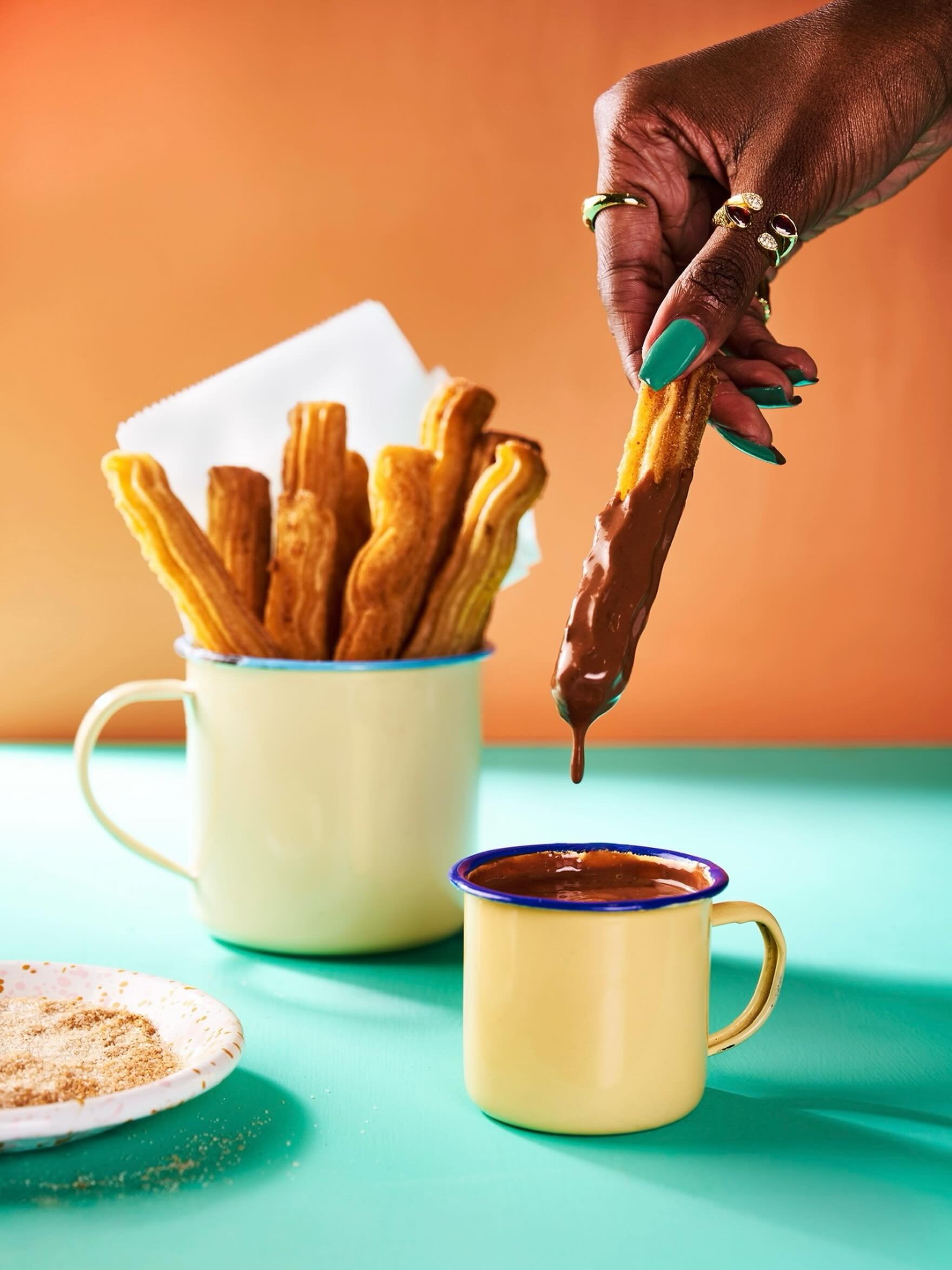 Hoping that by posting sunny content that the sun stays out a little longer 👀🧡☀️ 

Squiggly churros from a test shoot with the wonderful @veritymaughanphoto @for.the.love.of.interiors @lottahands 🍫
#churros#cinnamonchurros#chocolatechurros