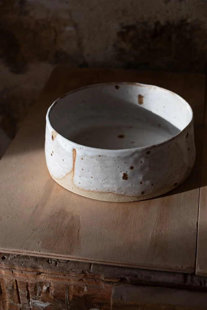 PLAT GÂTEAU-VAPEUR EN TERRE GLANÉE & GRÈS / D 18 CM / ÉMAIL BLANC MAT / MOUCHETÉ