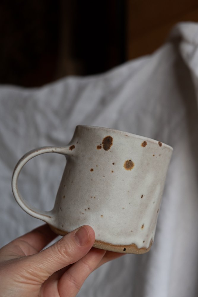 TASSE HILDA EN TERRE GLANÉE ET GRÈS KAOLINIQUE / ÉMAIL BLANC MAT / MOUCHETÉ / 320 ML