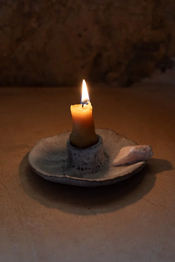 BOUGEOIR EN TERRE GLANÉE ET GRÈS ROUGE / D 11 CM / ÉMAIL BLANC MAT