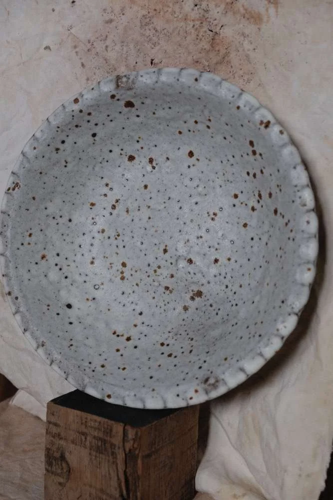 SALADIER "EMPREINTES" EN TERRE GLANÉE ET GRÈS ROUGE / D 28,5 x H 6,5  CM / ÉMAIL BLANC MAT / MOUCHETÉ