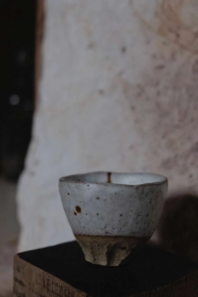 TASSE CHOUCHOU EN TERRE GLANÉE & GRÈS ROUGE / 80 ML / ÉMAIL BLANC MAT / MOUCHETÉ