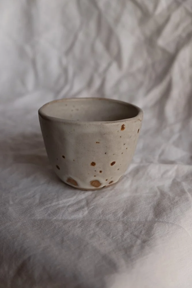 TASSE RONDES EN TERRE GLANÉE ET GRÈS KAOLINIQUE / ÉMAIL BLANC MAT / MOUCHETÉ / 250 ML