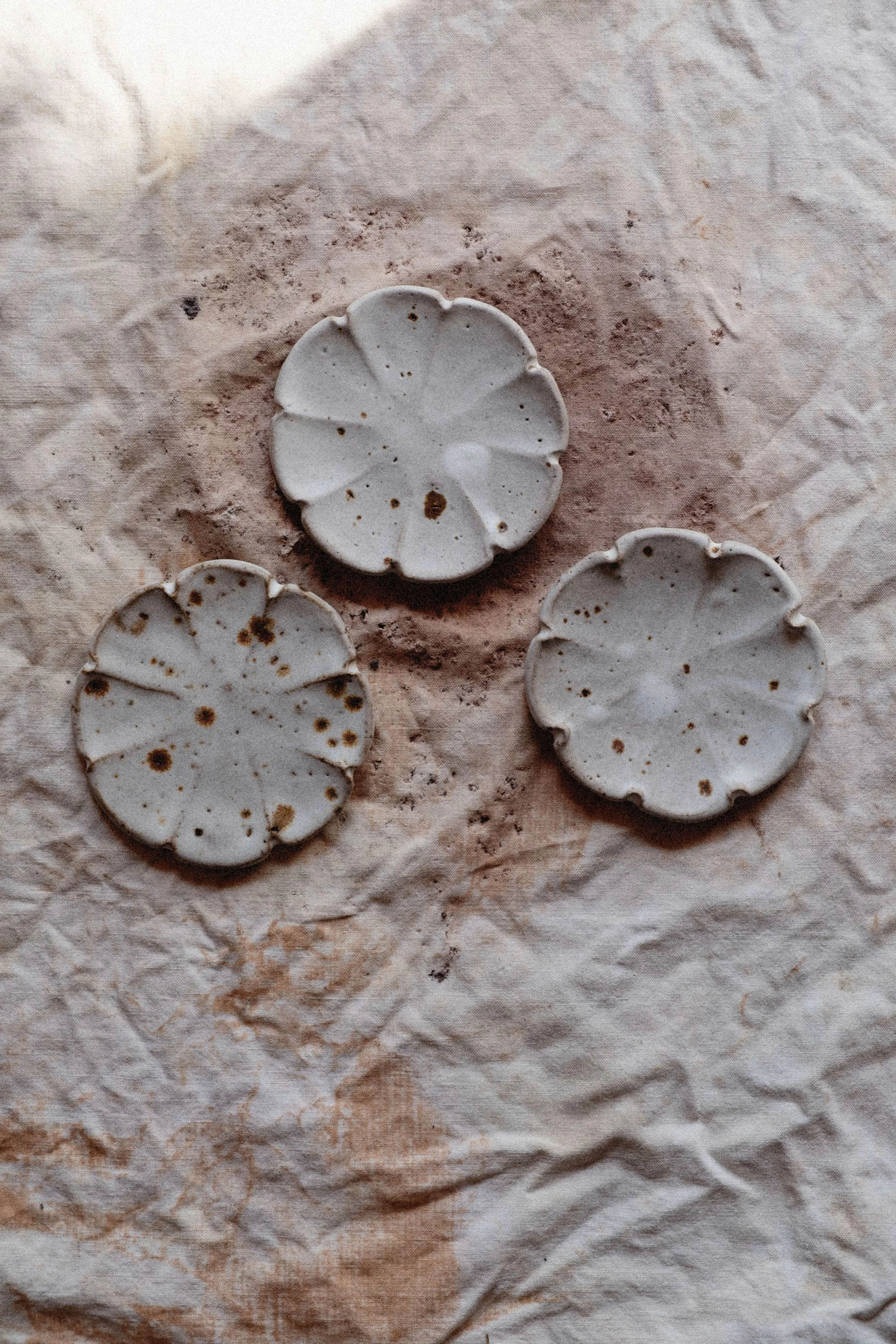 COUPELLES "FLEUR" EN TERRE GLANÉE ET GRÈS KAOLINIQUE / D 9/10 CM / ÉMAIL BLANC MAT / MOUCHETÉ (pétales épais)