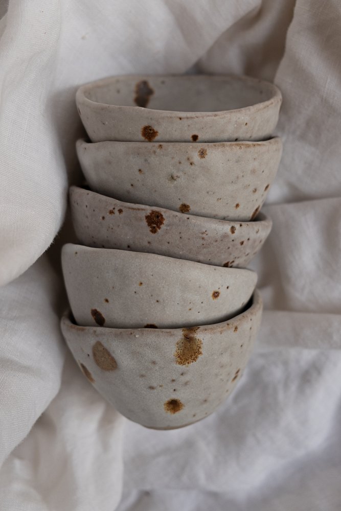 TASSE AU PINCÉ /TERRE GLANÉE ET GRÈS KAOLINIQUE / ÉMAIL BLANC MAT / MOUCHETÉ / 80 ML