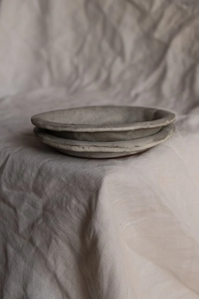 PETITE ASSIETTE À REBORDS EN TERRE GLANÉE ET GRÈS ROUGE / D 15 CM / ÉMAIL BLANC MAT / MOUCHETÉ