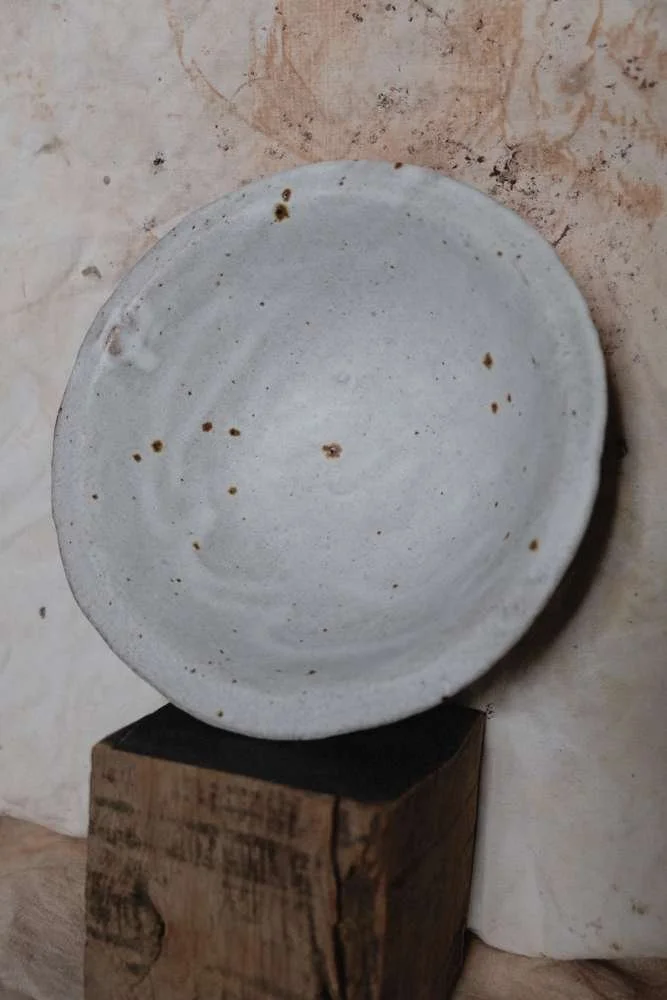 BOL EN TERRE GLANÉE ET GRÈS / D 18,5 CM / ÉMAIL BLANC MAT / MOUCHETÉ