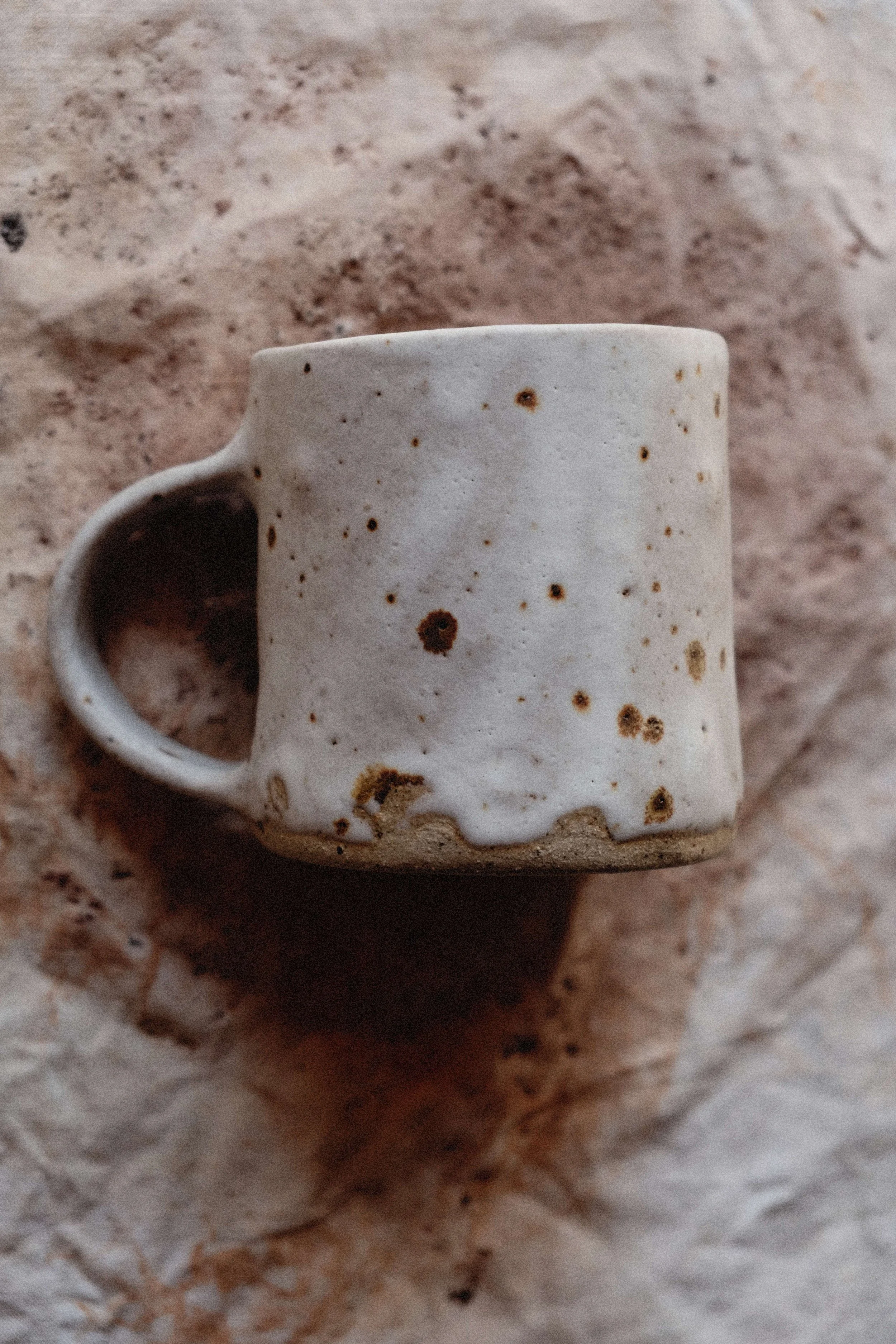 TASSE HILDA EN TERRE GLANÉE ET GRÈS KAOLINIQUE / ÉMAIL BLANC MAT / MOUCHETÉ / 320 ML