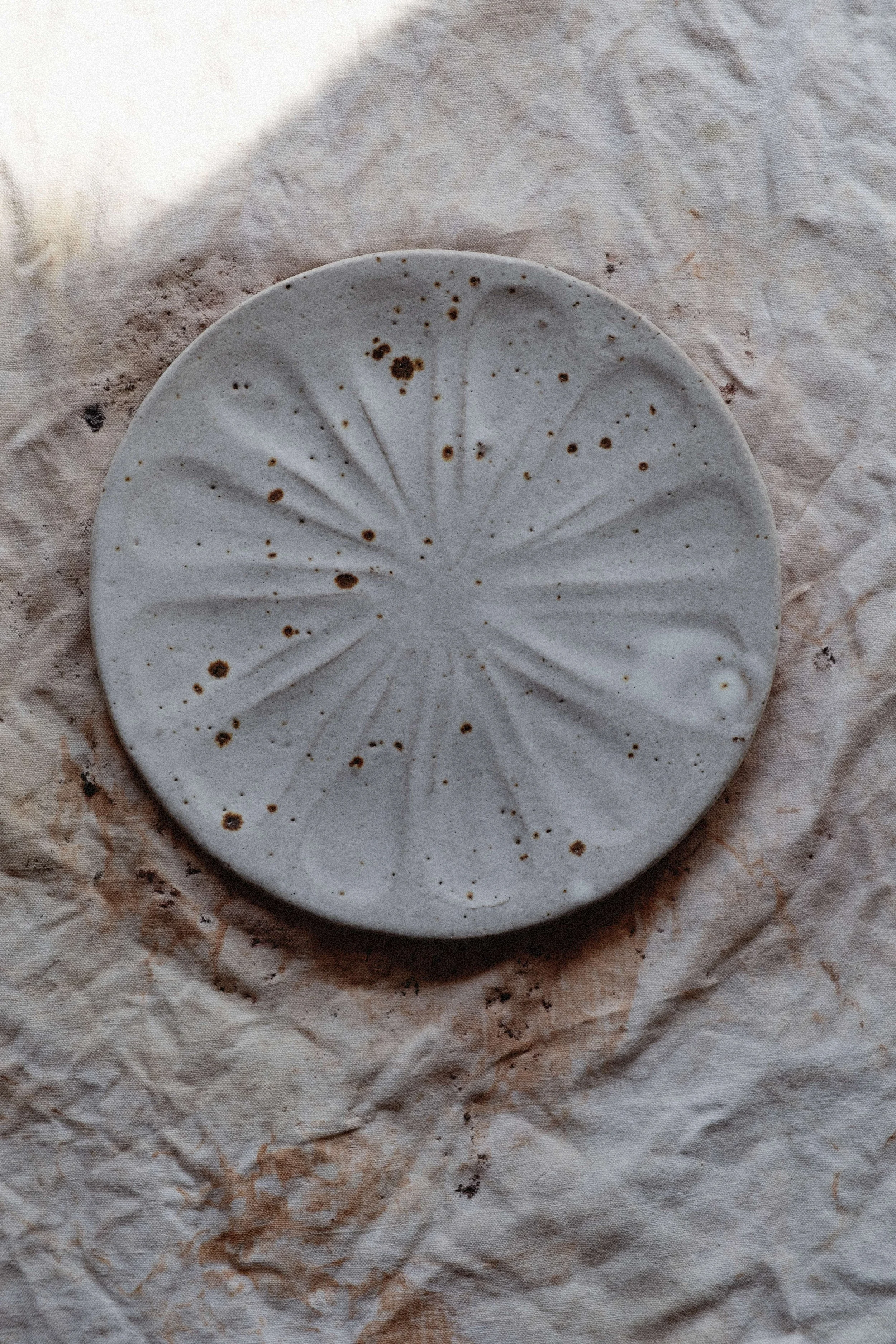 ASSIETTE "FLEUR" PLATE / TERRE GLANÉE ET GRÈS / BLANC MAT MOUCHETÉ / D 17,5 CM / ROUX BLANC MOUCHETÉ