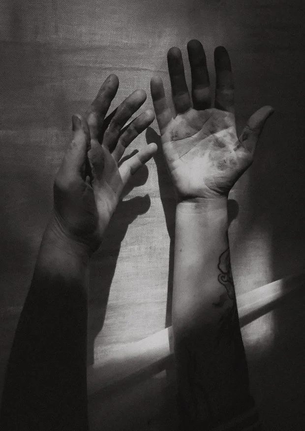 les mains — carte postale