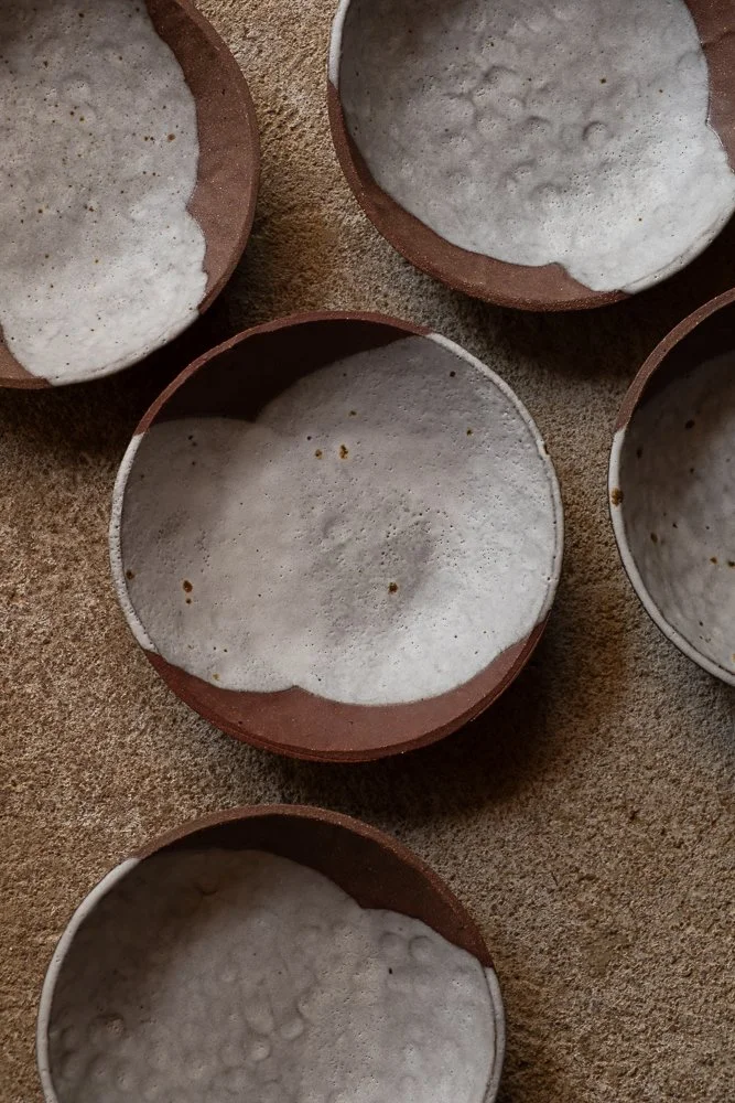 ASSIETTE CREUSE EN TERRE GLANÉE ET GRÈS ROUGE / D 18.5 CM / ÉMAIL BLANC MAT MOUCHETÉ