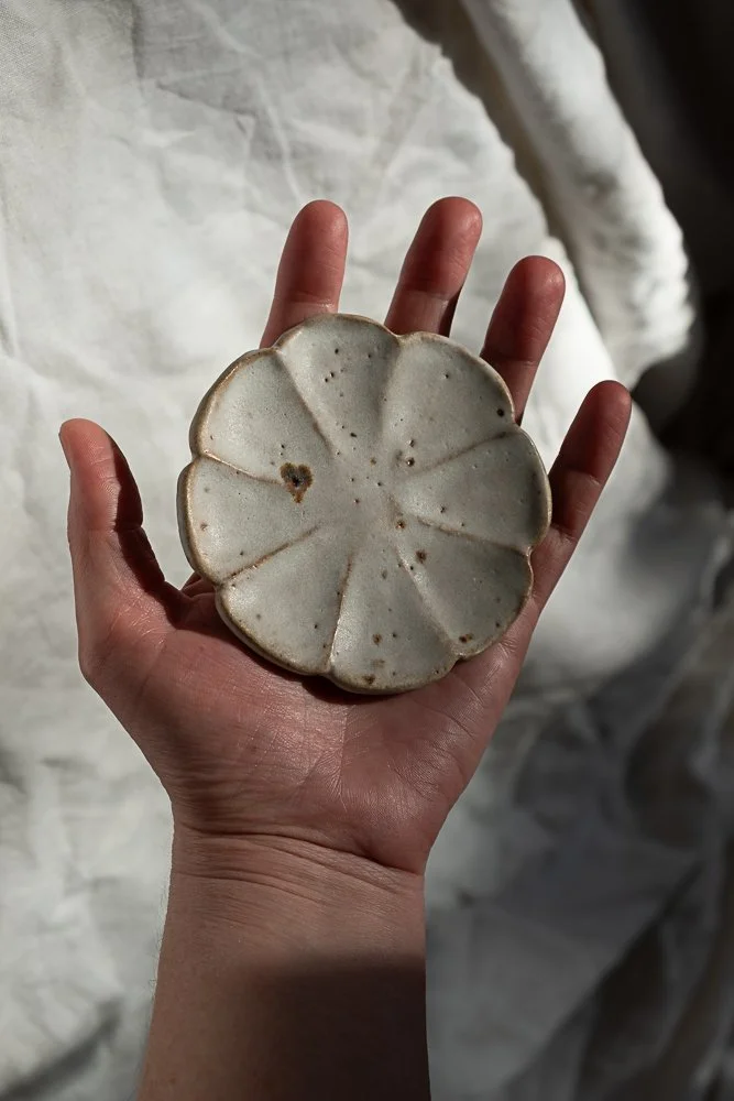 COUPELLES "FLEUR" EN TERRE GLANÉE ET GRÈS KAOLINIQUE / D 9/10 CM / ÉMAIL BLANC MAT / MOUCHETÉ (pétales épais)