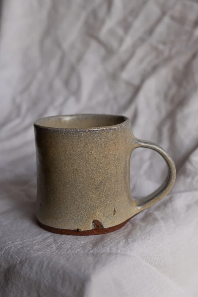 TASSE HILDA EN TERRE GLANÉE ET GRÈS ROUGE / ÉMAILDE CENDRES / REFLETS JAUNE SATINÉ BLEU COSMIQUE / 320 ML