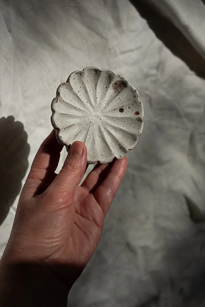 COUPELLES "FLEUR" EN TERRE GLANÉE ET GRÈS KAOLINIQUE / D 9 CM / ÉMAIL BLANC MAT / MOUCHETÉ (petits pétales)