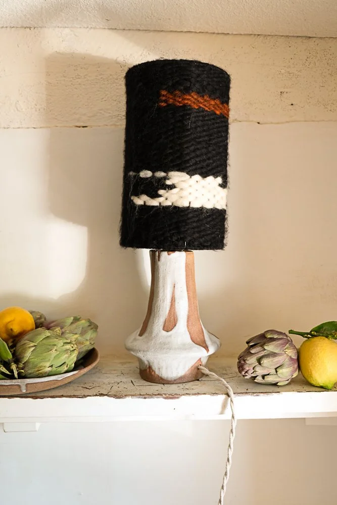 LUCIO / LAMPE à POSER / COLLAB X ELSA FALIERES / ARGILE GRES TISSAGE LAINE / 45 CM
