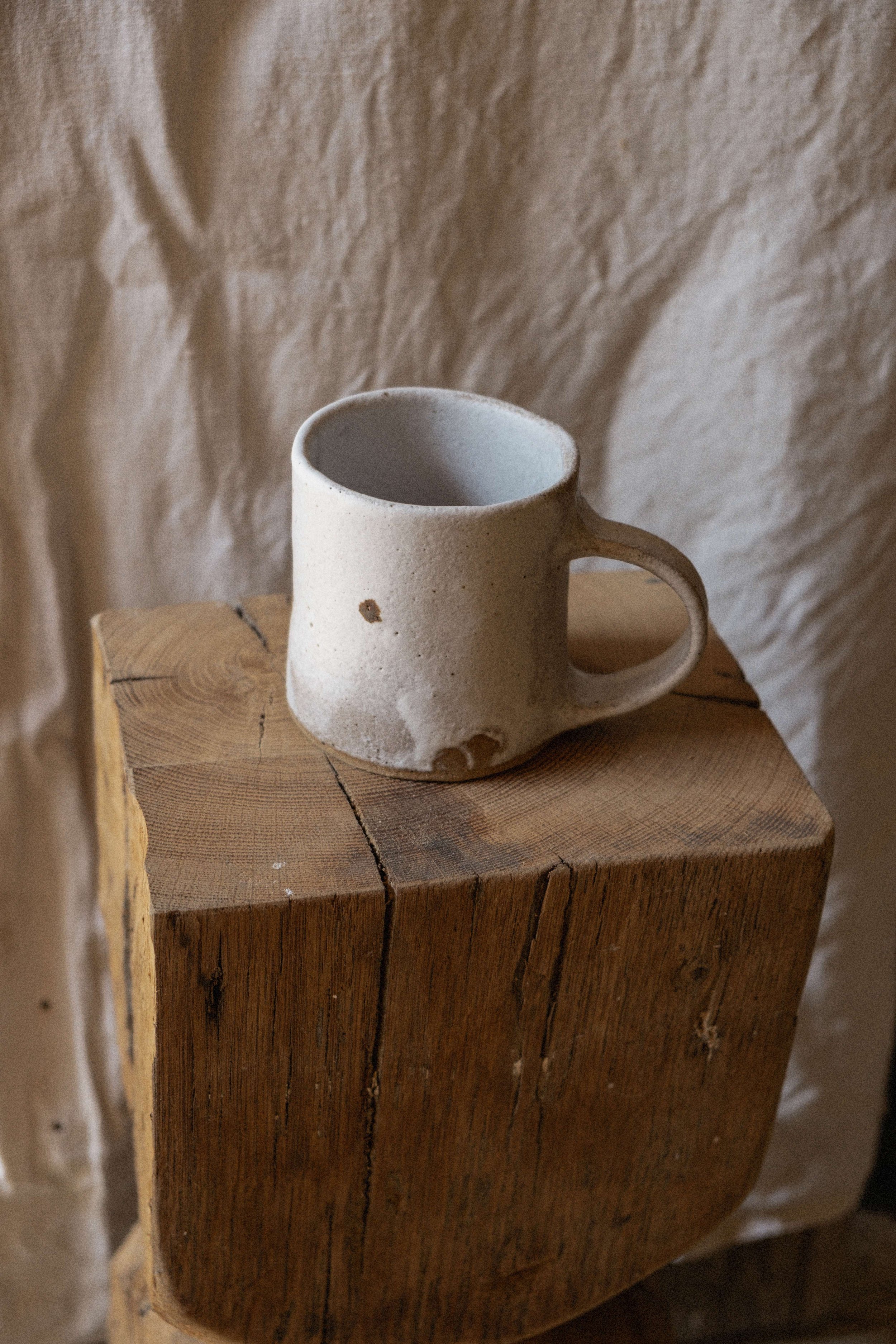 —à la commande / TASSE HILDA EN TERRE GLANÉE ET GRÈS KAOLINIQUE / ÉMAIL BLANC MAT / MOUCHETÉ / 320 ML