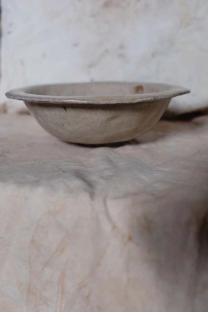 BOL EN TERRE GLANÉE ET GRÈS KAOLINIQUE / D 18,5 CM / ÉMAIL DE CENDRES DE CHÊNE / KAKI IRIS MOUCHETÉ COSMIQUE
