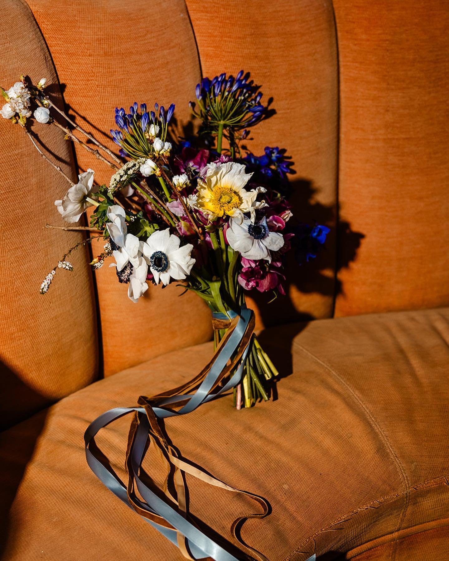 Bringing these blooms into the spotlight 🌟

Photographer:&nbsp; @tminspired 
Planner: @thesocialcoevents
Venue: @the_ruins

#nadiradesignfloral #floraldesign #eventfloral #seattlebride #weddingflorals #pnwwedding #floral #weddingseason #bouquets #cu