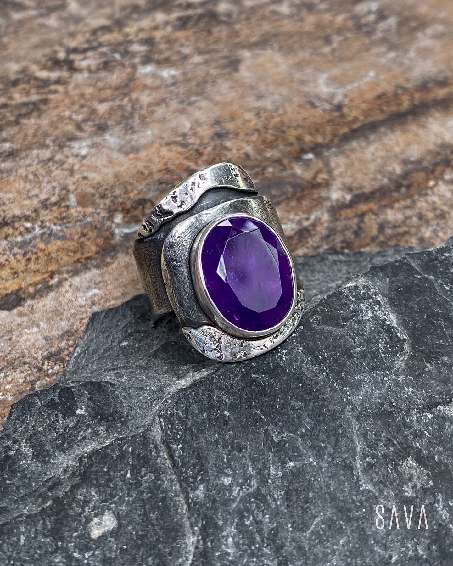 Reformed amethyst ring 💟 

-Reformed from a necklace-
Silver from the necklace was melted down and reformed to create this bespoke ring. Custom made along with a beautiful pair of earrings that I&rsquo;ll be posting soon!
✨
-Reformado de un collar-
