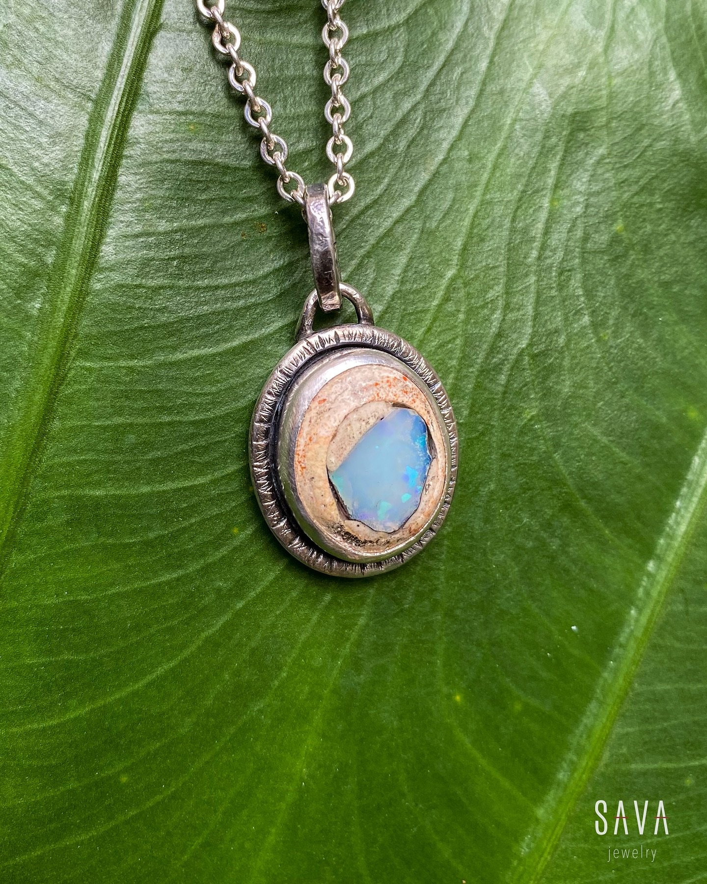 Dije personalizado inspirado por los majestuosos seres, los elefantes🐘 Montado con &oacute;palo de fuego, al reverso una silueta de patita de elefante🔥
🍃
Custom made pendant inspired by the majestic beings, elephants 🐘 Set with a fire opal, on th