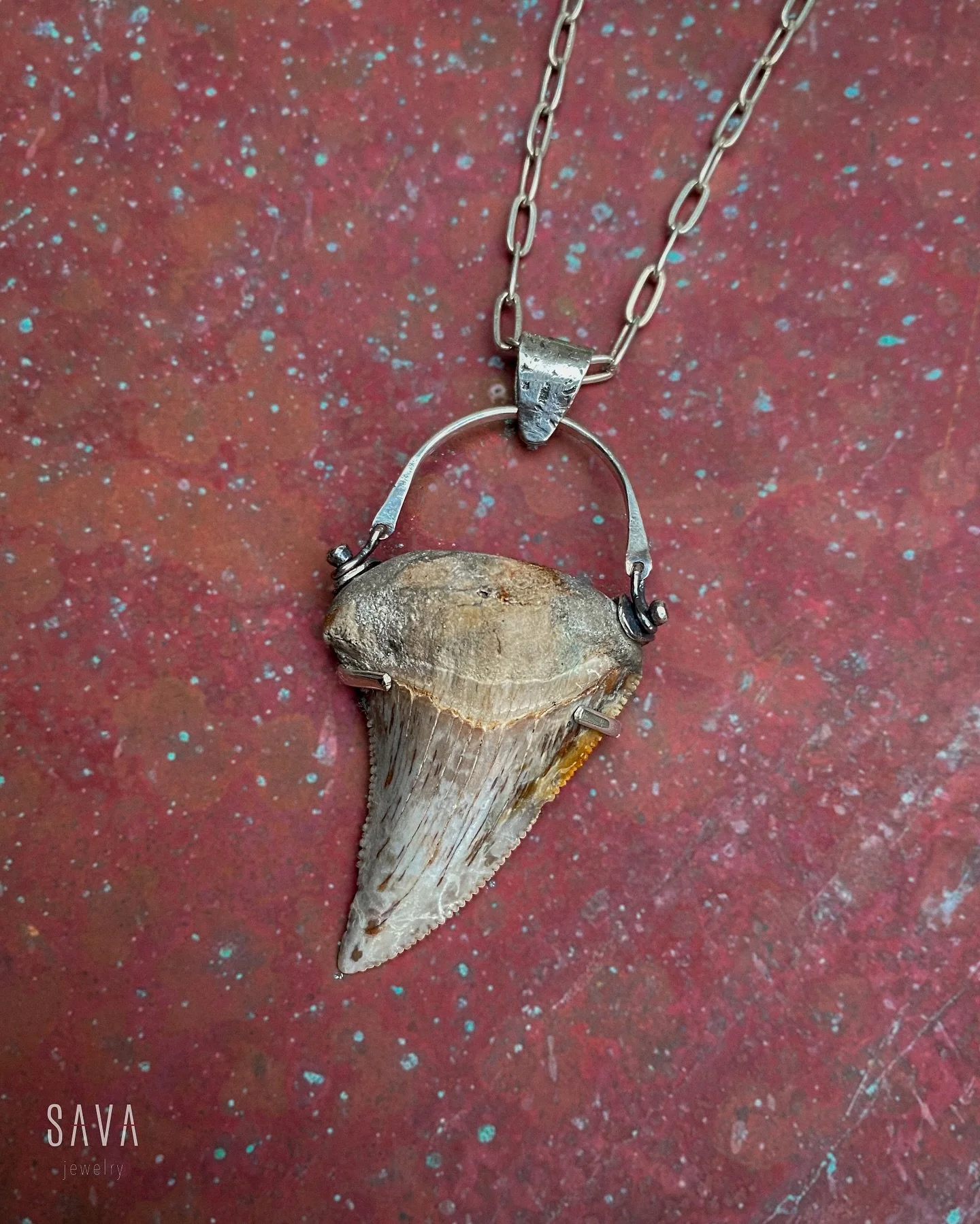Un pendiente con diente de megalod&oacute;n para mi pa.

Por algo conservo d&eacute;cadas este diente, alg&uacute;n d&iacute;a su hija iba hacer algo especial con el. 🤩💖

#savajewelry #handmadejewelry #oneofakindjewelry #megalodontooth #joyeriadeau
