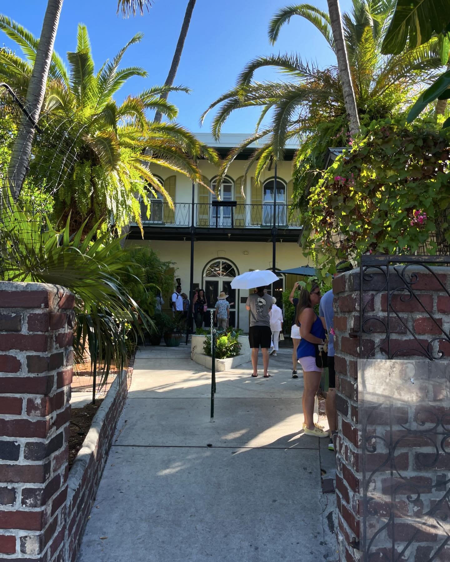 We didn&rsquo;t tour the Hemingway house again on our last trip to Key West, but I had to snap a picture of this icon as we walked by. If you haven&rsquo;t been, you should. 

#keywest #hemingway #hemingwayhouse #travelmore #slowliving #travelgram #f