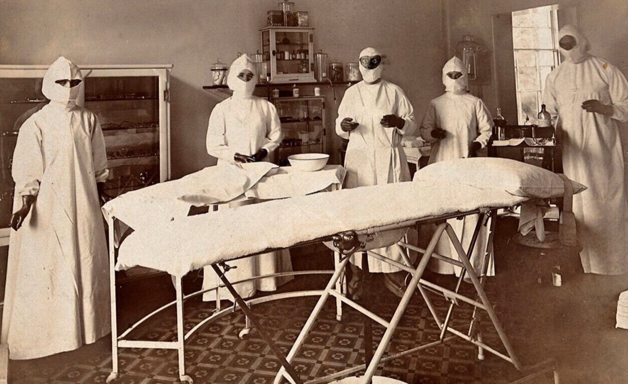 Operating theatre, Gloucester, England, 1909. (Wellcome Collection)