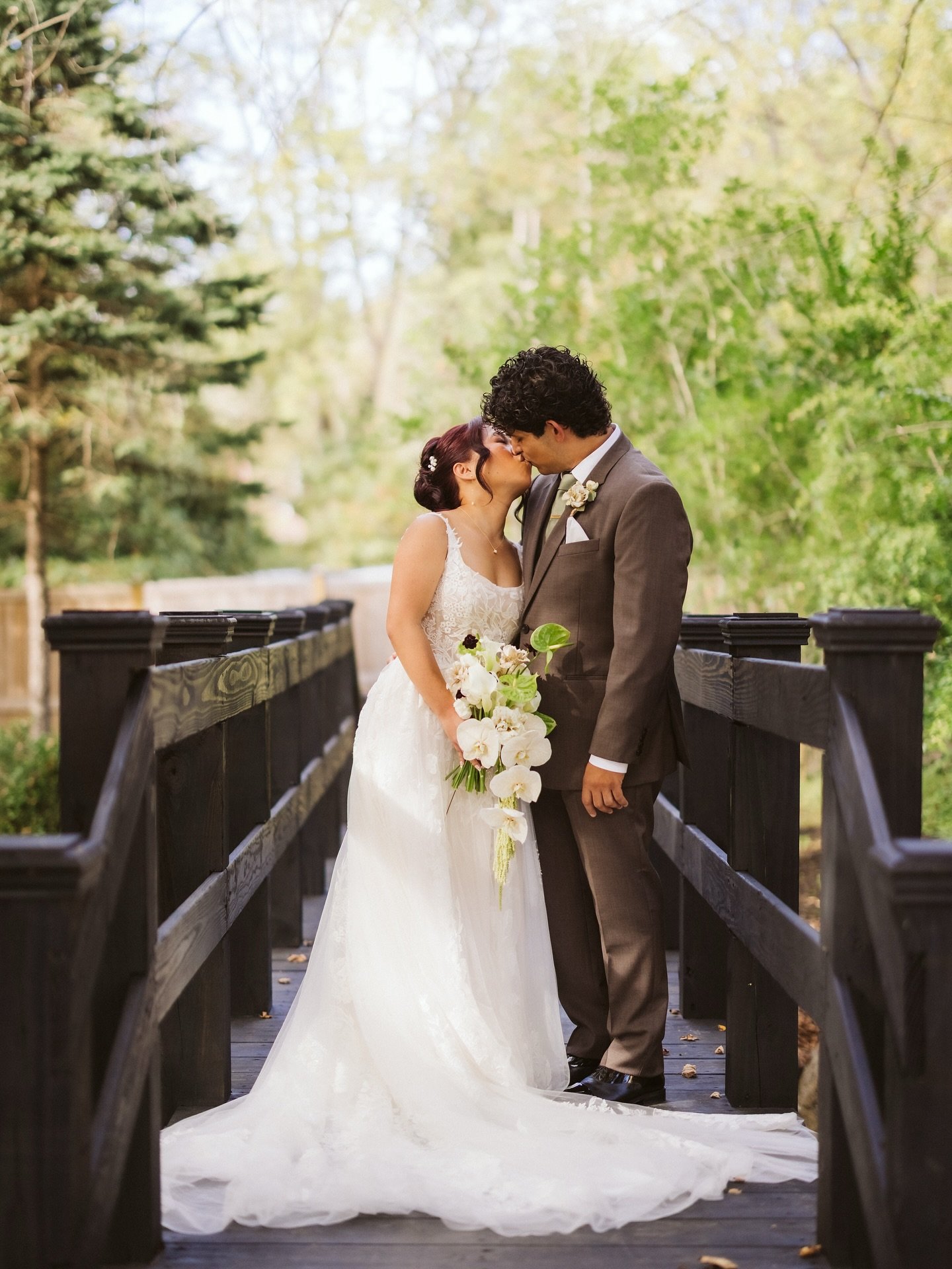 snippets from H+A&rsquo;s perfect fall day. H and I instantly had a connection, and she put full trust in myself and my team to bring her vision to life 💚 also my favorite boutonni&egrave;res to date 💚
photo by @okcrowe 💖