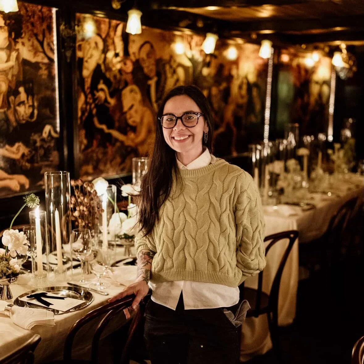 @ourtwohearts quickly grabbed me while doing our final walk through before dinner for a photo, and I&rsquo;m so glad she did. 

running around with pockets full of stems, zip tie remnants, and polishing rags (peep my front pocket), ensuring every det