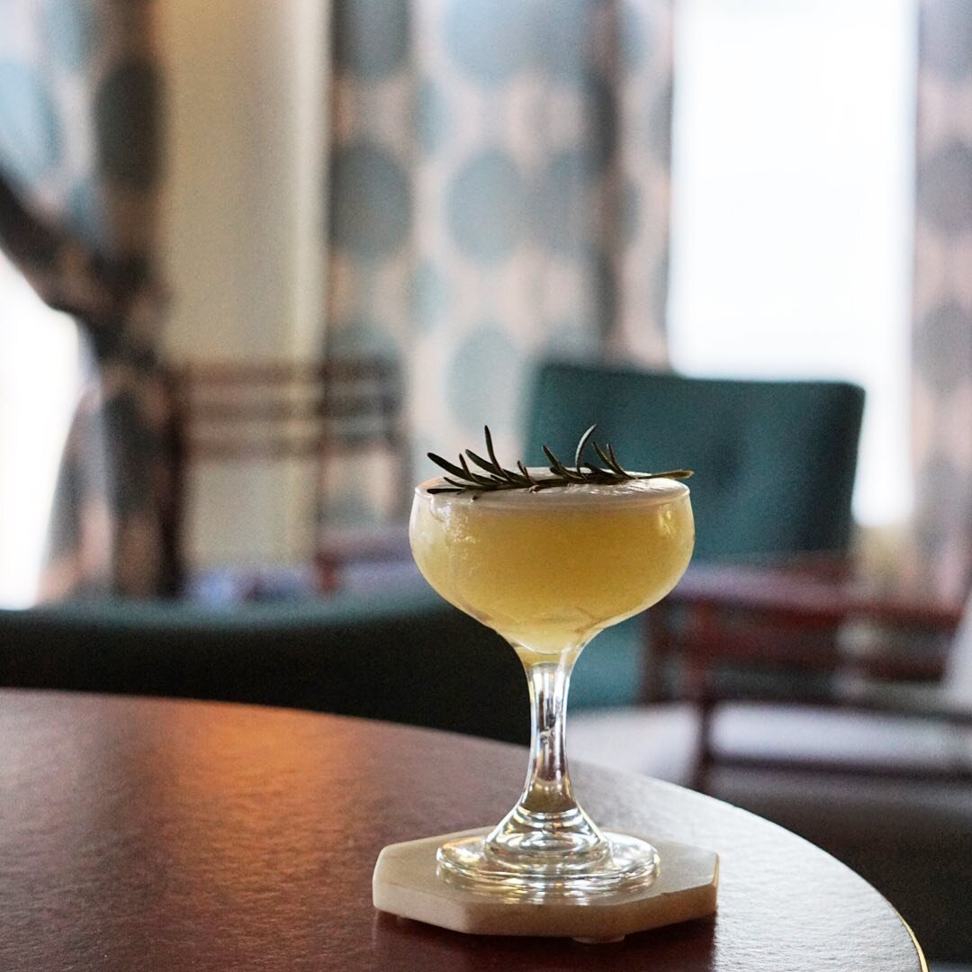 Wouldn&rsquo;t you like to have this drink in hand? ✨🍸 We have Sunday #BRUNCH &amp; tomorrow jazz with @thefrenchhorncollective that will have you swaying and swooning &mdash; we promise it will be grand 🥰 #happyhourmiami #livejazz #livejazzmusic